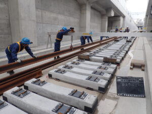 東急新横浜線の新線工事で使用するレールの配列状況