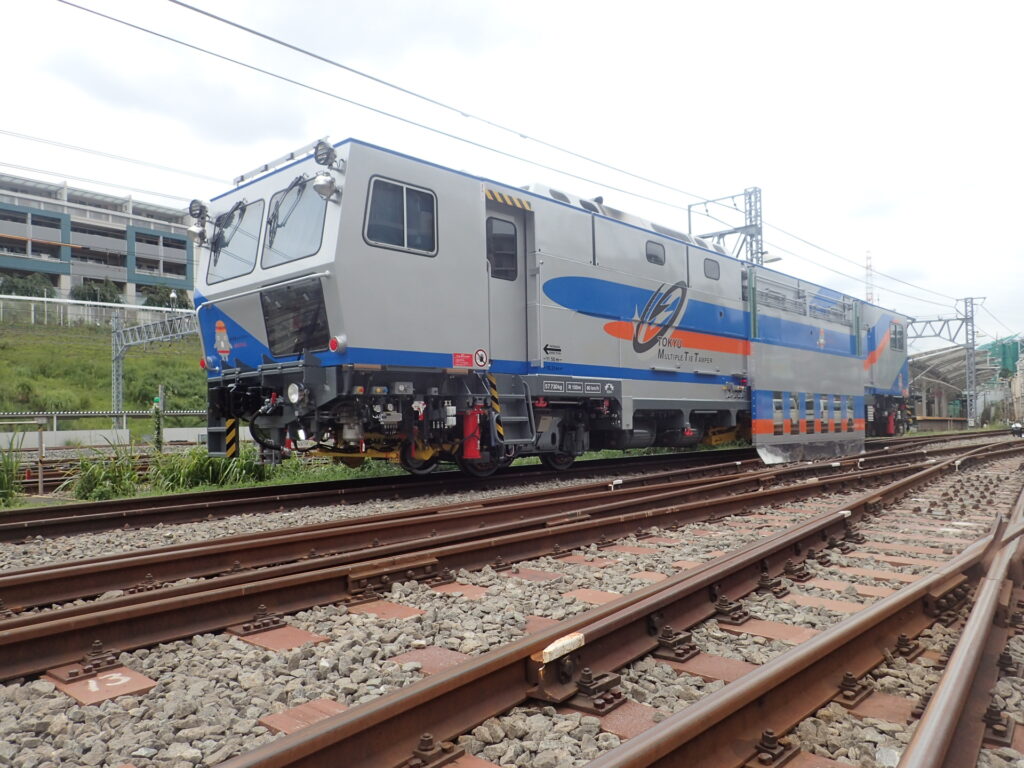 保線基地で留置中のマルチプルタイタンパ―