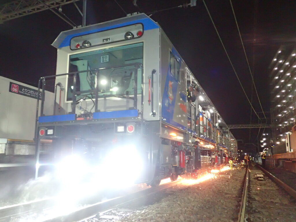 レール削正車の作業状況