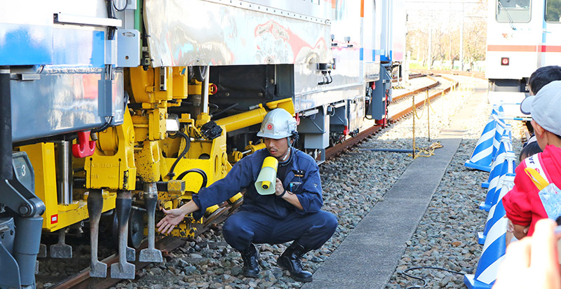 電車まつりにて この機械で線路関係の補修を行なっています